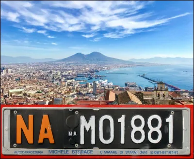 Comment décrire Naples ? Ses volcans, ses pizzas, ses églises... Tiens, à propos, combien dénombre-t-on de ces édifices dans cette cité vieille de XXVIII siècles ?