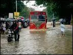 Durant les mois d't, Bombay, la ville la plus peuple de l'Union Indienne avec plus de 21 millions d'habitants, est sous la mousson : Il pleut environ 60 centimtres d'eau en un mois.