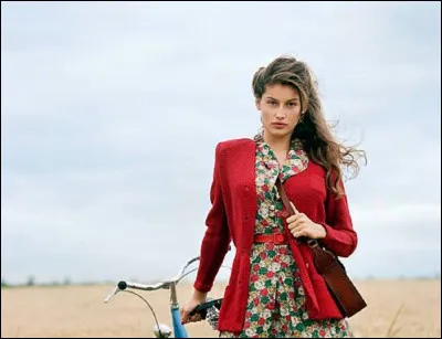 Qui est cette actrice qui joue le rôle de Léa Delmas, dans la série ''La bicyclette bleue'' réalisée par Thierry Binisti et adaptée du roman sus-nommé par Jean-Loup Dabadie et Claude Pinoteau ?