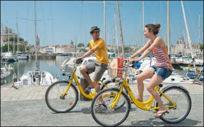 Qui était le maire de La Rochelle qui a mis en place le premier système de vélos en libre-service en 1976 en France ?