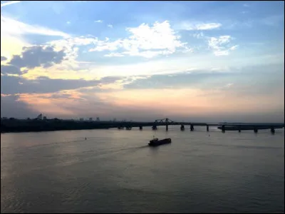 Géographie : sur le delta de quel fleuve est située la ville d'Hanoi au Vietnam ?