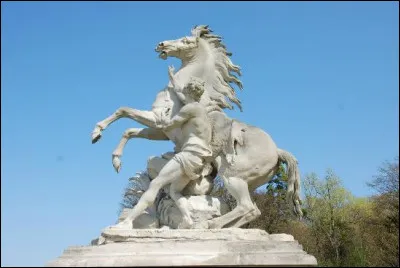 Art : à quel sculpteur Louis XV a-t-il commandé les "Chevaux de Marly" ?
