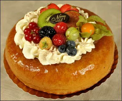 C'est un gâteau moelleux en forme de couronne qui doit son nom à un célèbre gastronome.