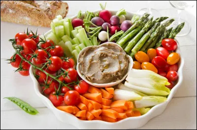 Et enfin un dernier plat dont vous allez trouver le nom : une multitude de crudités assorties de leur sauce à base d'un poisson, de câpres, d'huile d'olive, et d'ail, montée dans un mortier :