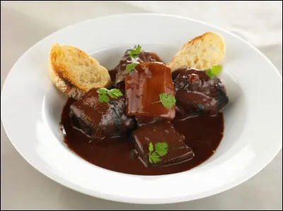 Quel poisson, saigné vivant, se cuisine traditionnellement "à la bordelaise" ?