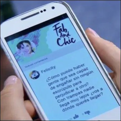 Quelle est la couleur de la perruque de Felicity maintenant ?