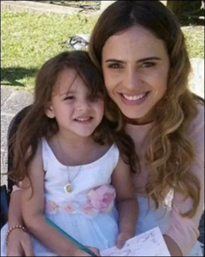 Comment s’appelle la sœur de Sharon Benson ?