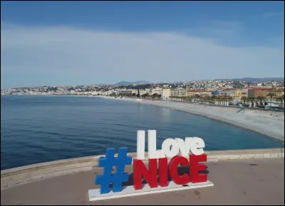 Revenons enfin à l'authentique Nice, la seule, la vraie... "Nice-Matin" signale la disparition du fameux logo trônant depuis 2017 sur la Baie des Anges : que lui est-il arrivé ?