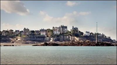 Continuons à faire la Manche : à courir hôtels de luxe et casinos, ce serait bien le diable si l'on ne récupère pas quelques ...