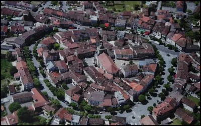 Une "petite Nice du Cantal", où il fait toujours "5 à 6° de plus" que dans les villages alentours. Mais c'est qu'elle ...