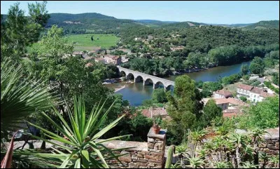 À Roquebrun, vous pourrez séjourner au camping "Le Nice" et aller dîner au "Petit Nice" : mais là, vous donnez carrément dans ...