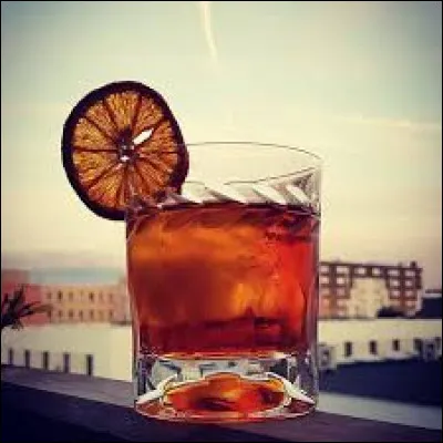 Obtenu par une infusion de résine de pin, cet apéritif était un incontournable durant les Années folles.