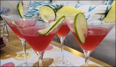 Quel est ce cocktail à base de vodka, de triple sec, de citron vert et de jus de canneberge ?