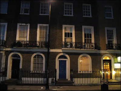 Dans ''Harry Potter et l'Ordre du Phénix'', que fait Hermione quand Harry arrive au 12, Square Grimmaurd ?