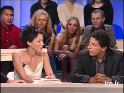 De 1999 à 2000, à quelle émission Linda Hardy participait-elle comme co-présentatrice ?