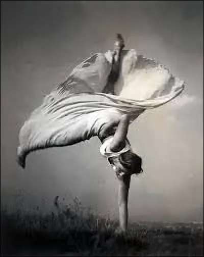 D'après la célèbre chanson de Jean-Pierre Mader, où danse-t-elle tous les soirs  ?