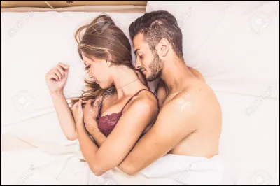 À Auburn dans l'état de Washington, pendant les rapports sexuels il est interdit de faire quoi sous peine d'être emprisonné pendant 5 ans et quelque soit le statut marital et l'âge de la femme ?