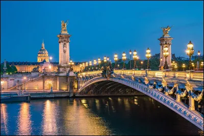 Quelle ville est surnomm&eacute;e la "Ville Lumi&egrave;re" ?