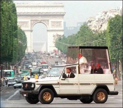 Ce Mercedes Classe G de Jean Paul II était équipé de vitres en plexiglas puis par des vitres pare-balles. Pourquoi ?