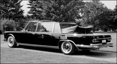 Quel célèbre pape utilisa dans les année 60 cette superbe Mercedes 600 Pullman ?