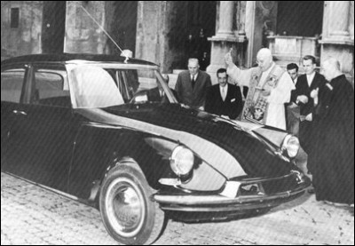 Qui est le pape ayant béni cette DS Citroën pontificale ?