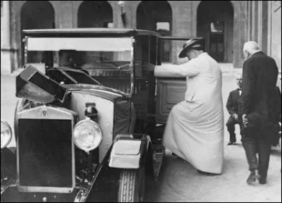 Quel pape se vit offrir en 1929 cette papamobile par les frères Graham ?