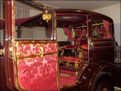 Ce même pape se vit offrir, en 1930, cette somptueuse Lictoria équipée d'un trône. Qui est ce généreux constructeur français ?