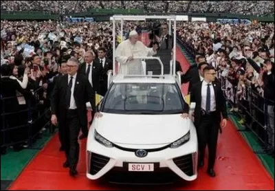 Quelle particularité offre cette papamobile nippone utilisée par le pape François en 2019 lors de son déplacement au Japon ?