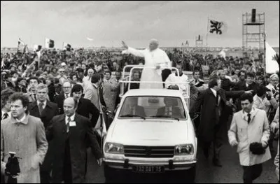 Quel pick-up est aménagé pour Jean Paul II lors de sa visite à Lyon en 1986 ?