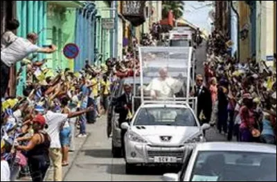 Cette fois nous sommes à Cuba en 2010 avec une voiture banale construite sur une base de 207 Peugeot. 
Qui est ce pape roulant dans une voiture du peuple ?