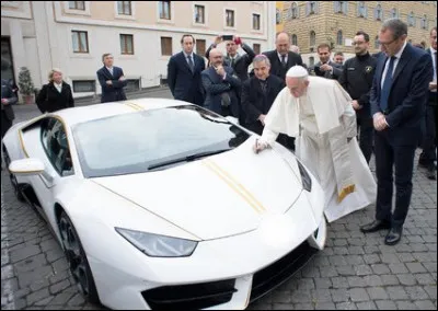 Le pape François dédicace cette superbe sportive qui sera finalement vendue aux enchères pour aider à reconstruire l'Irak. 
Quel constructeur a offert ce bolide de 5,2 litres développant 610ch au Saint-Siège ?