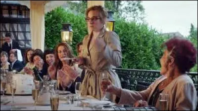 Lors d'un repas de famille, sa sur Diane annonce à sa famille qu'elle va se marier et pour Joséphine c'est la goutte d'eau qui fait déborder la tasse à café et Joséphine s'invente une vie en disant à son entourage qu'elle aussi va se marier avec un... ? ( A ce moment la, josephine aurait du fermer sa bouche)