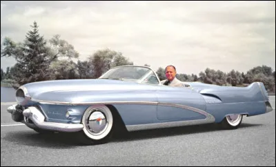 Fier comme un char à bancs, Monsieur le Comte a l'air néanmoins d'être assis par terre ! Quel est le nom réel du concepteur de l'engin ?