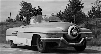 Moquez-vous, mais "l'ennemi" - qui espionne tout - en a réalisé une sorte de clone l'année suivante ! Lequel et qui donc ?