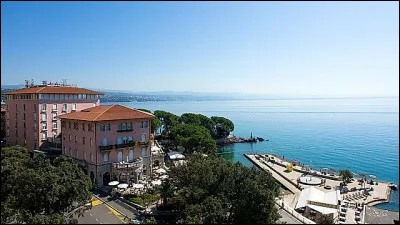 "Nice de l'Adriatique". Station balnéaire parmi les plus anciennes et les plus cotées de Croatie, elle était surnommée dès le XIXe siècle "la Nice autrichienne".