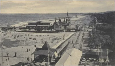 On ne le dirait pas, mais cette cité balnéaire peut accueillir jusqu'à 500 000 touristes à la fois ! Peut-être grâce à son sobriquet de "Nice de la Baltique", un peu plus attrayant que son nom d'origine : ...