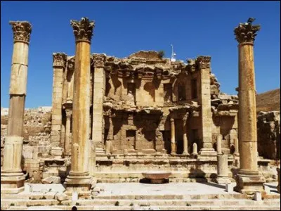 À quelle époque remontent les premières traces de la discipline (natation) ?