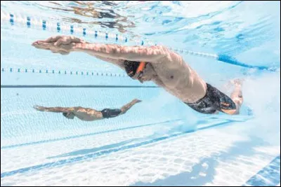 Quelle distance maximale est autorisée pour une coulée (distance réalisée sous l'eau après le demi-tour/départ) lors d'une compétition ?