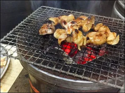 Une fois dehors, elle ne résistera pas aux effluves de ce barbecue, auquel chacun amène son bout de viande ! Qu'y prépare-t-on de si odorant ?