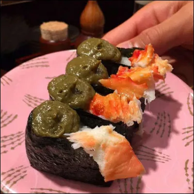 Vous l'avez même emmenée (ou traînée...) jusqu'à l'île d'Hokkaido, pour déguster ces fameux sushis, ornementés (à gauche, de couleur verdâtre) ...
