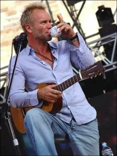 Où le groupe Police prend-il le thé d'après le titre d'une de leur chanson  ?