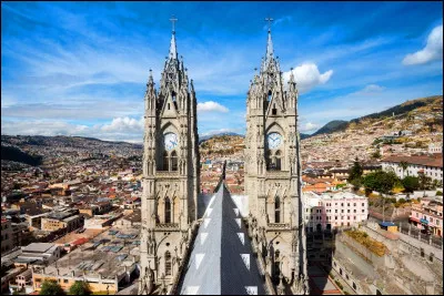 Quito, 2 millions d'habitants, est une ville d'...