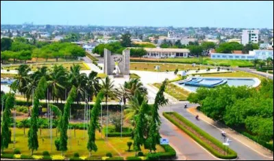 Lomé, 1 million d'habitants, est une ville d'...