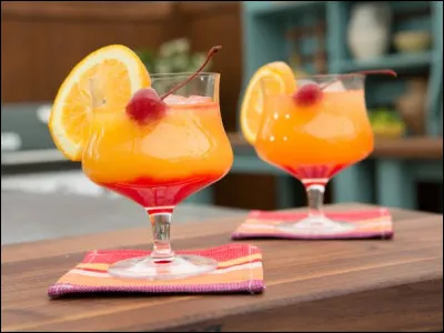 Le cocktail appelé "Tequila Sunrise" est composé de Tequila, de jus d'orange et de sirop de grenadine.