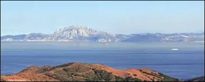 Lequel de ces pays est le seul du continent africain à compter des rives sur la mer Méditerranée et l'océan Atlantique ?