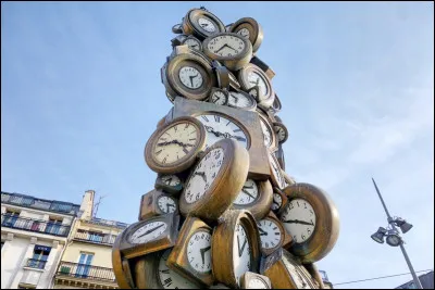 Devant quelle gare parisienne est exposée la sculpture composée d'horloges "L'Heure de tous" d'Arman ?