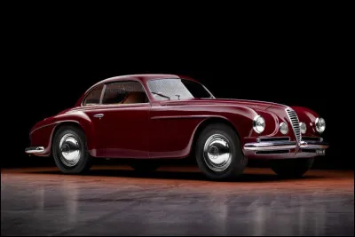 Traversons l'océan pour aller à la rencontre d'une superbe milanaise reposant sur la fameuse structure "Superleggera" de son carrossier.... Quelle est cette voiture et quel carrossier l'a habillée ?