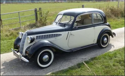 Six cylindres et propulsion, voilà qui sonne haut de gamme aujourd'hui. Pourtant, cette bavaroise était le modèle d'entrée de gamme de son constructeur. Comment s'appelle-t-elle ?