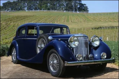 Six cylindres, style conservateur, il s'agit bien là d'une aristocrate britannique. Évitez les modèles antérieurs sinon quoi on pourrait vous soupçonner d'avoir des liens avec le NSDAP.... Quel est ce modèle ?