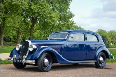 Cette grosse quatre places à la technique classique et au style conservateur est typique de ce constructeur francilien présent également dans les poids lourds et l'armement. Comment s'appelle-t-elle ?